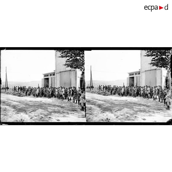 Remise de la fourragère à un régiment anglais. Pendant le défilé, les généraux français et anglais et le groupe des officiers. [légende d'origine]