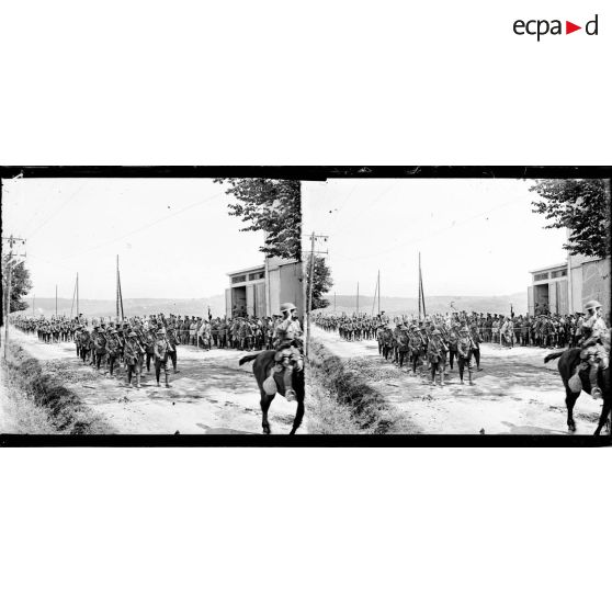 Remise de la fourragère à un régiment anglais. Le défilé du régiment devant les généraux français et anglais. [légende d'origine]