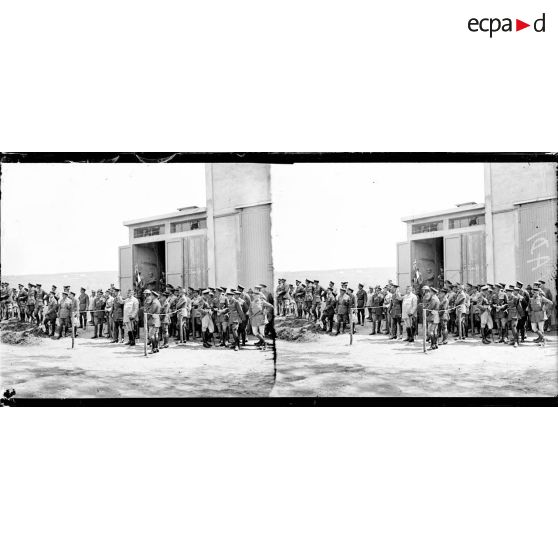 Remise de la fourragère à un régiment anglais. Pendant le défilé, le général Berthelot salue un régiment. [légende d'origine]