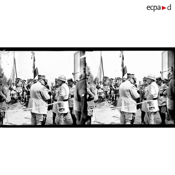 Remise de la fourragère à un régiment anglais. Après le défilé, le général Berthelot s'entretenant avec des généraux et des officiers supérieurs français. [légende d'origine]