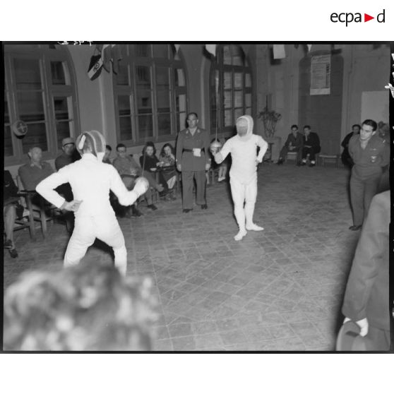 Combat d'escrime, sous le regard d'autorités civiles et militaires.