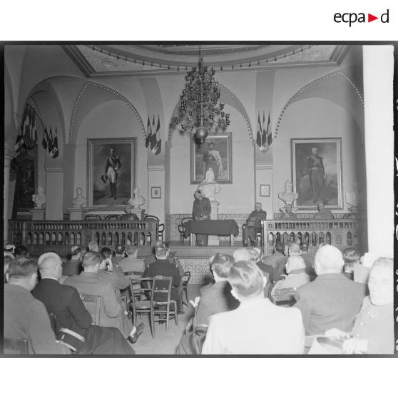 Le général de division Jean Breuillac s'adresse à l'assemblée des officiers de réserve.