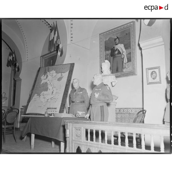 Le général de corps d'armée Henry Martin s'adresse à l'assemblée des officiers de réserve et utilise une carte géographique de l'Indochine pour illustrer ses propos.