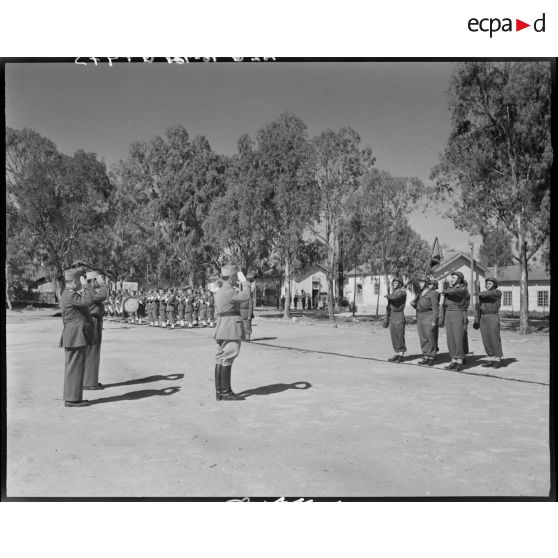 Prise d'armes à Alger en l'honneur du général Jean Joubert des Ouches.