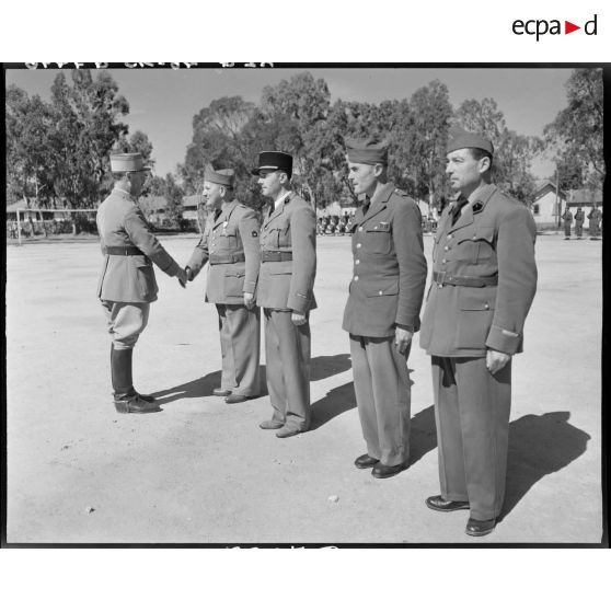 Une autorité militaire s'entretient avec des personnalités militaires.