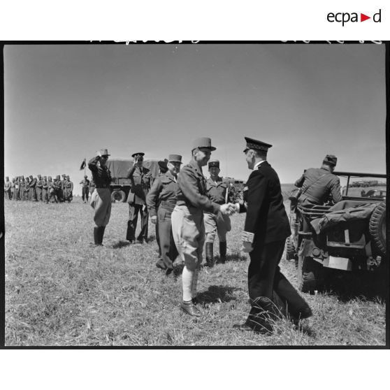 Le général de brigade Jean Breuillac reçoit le gouverneur général de l'Algérie, Yves Chataigneau, sur un camp militaire.