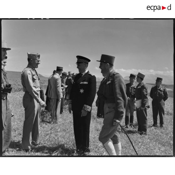 Le général de brigade Jean Breuillac s'entretient avec des autorités militaires, sur un camp militaire.