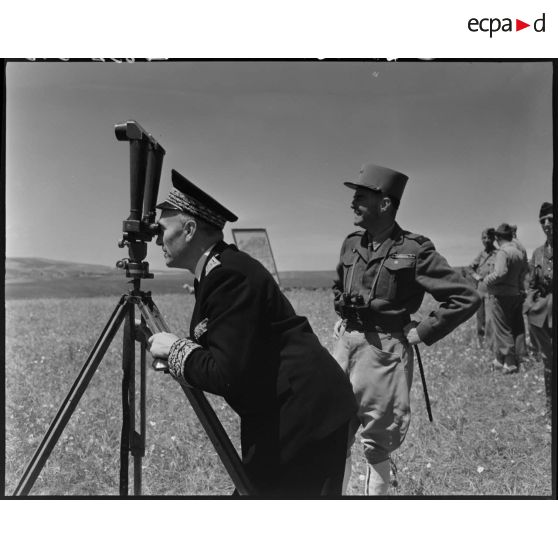 Le général de brigade Jean Breuillac assiste le gouverneur général de l'Algérie, Yves Chataigneau, qui observe une scène de manoeuvres à l'aide d'un binoculaire.