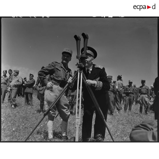 Le général de brigade Jean Breuillac assiste le gouverneur général de l'Algérie, Yves Chataigneau, qui observe une scène de manoeuvres à l'aide d'un binoculaire.