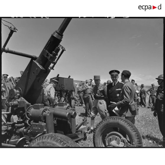 Le général de brigade Jean Breuillac assiste au fonctionnement d'un canon anti-aérien, accompagné du gouverneur général de l'Algérie, Yves Chataigneau..