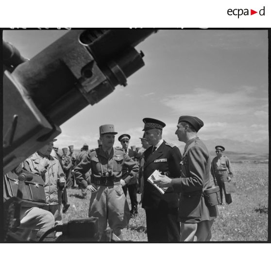 Le général de brigade Jean Breuillac assiste au fonctionnement d'un canon anti-aérien, accompagné du gouverneur général de l'Algérie, Yves Chataigneau.