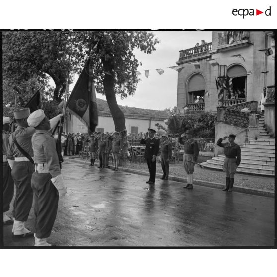 Défilés d'unités militaires et cérémonie de remise de décorations, sous la direction du général de brigade Jean Breuillac, devant la mairie de Aïn Bessem.