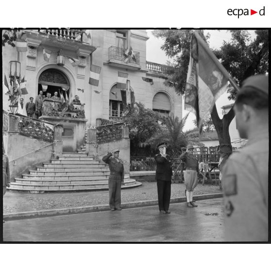 Défilés d'unités militaires et cérémonie de remise de décorations, sous la direction du général de brigade Jean Breuillac, devant la mairie de Aïn Bessem.