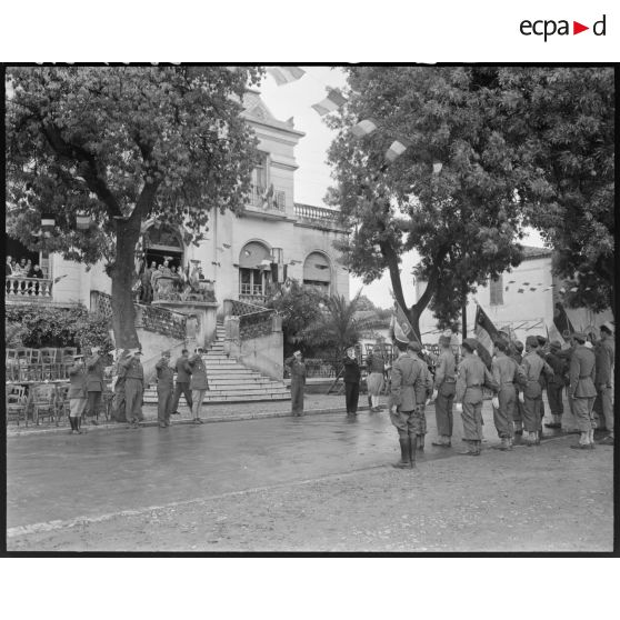 Défilés d'unités militaires et cérémonie de remise de décorations, sous la direction du général de brigade Jean Breuillac, devant la mairie de Aïn Bessem.