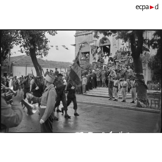 Défilés d'unités militaires et cérémonie de remise de décorations, sous la direction du général de brigade Jean Breuillac, devant la mairie de Aïn Bessem.