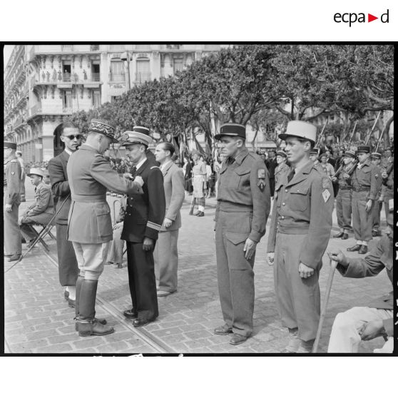 Le général de brigade Jean Breuillac remet une décoration à un commandant de l'armée de l'Air.