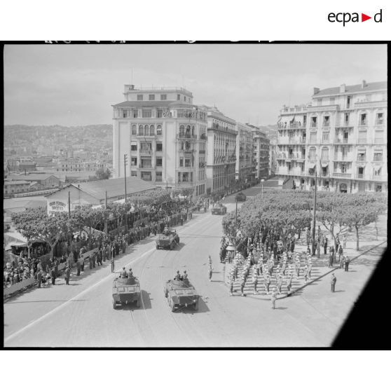 Vue aérienne d'un défilé d'automitrailleuses.