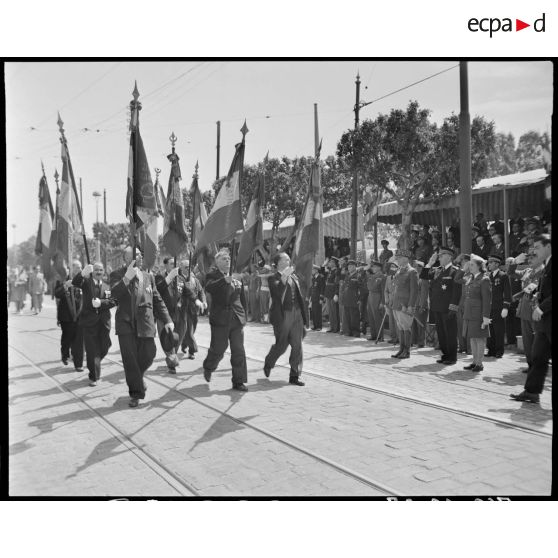 Défilé militaire à Alger auquel participent des autorités militaires et civiles.