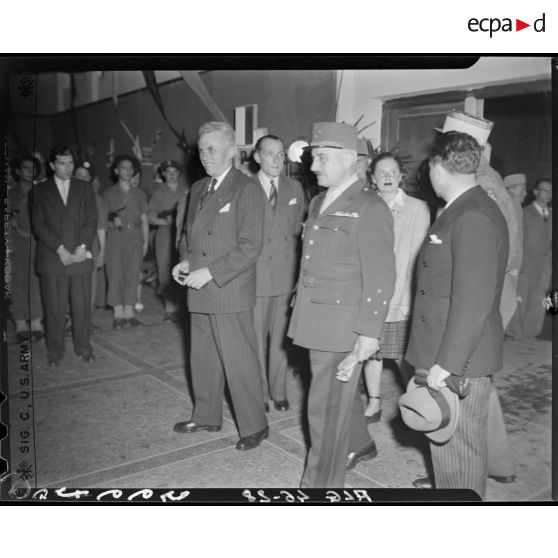 Le gouverneur général de l'Algérie Yves Chataigneau, accompagné du général de corps d'armée Henry Martin, à son arrivée à une réception organisée au profit de l'association Rhin et Danube.