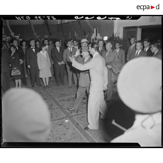 Une autorité militaire est accueillie, à son arrivée à une réception organisée au profit de l'association Rhin et Danube, par une personnalité civile.