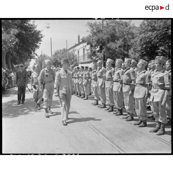 Le général de brigade Jean Breuillac passe en revue le 1er bataillon de choc (BC).