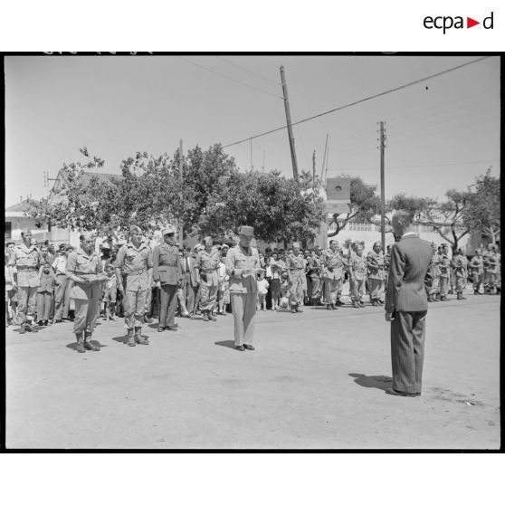 Le général de brigade Jean Breuillac prononce un discours face à une autorité civile, avant de lui remettre une décoration.