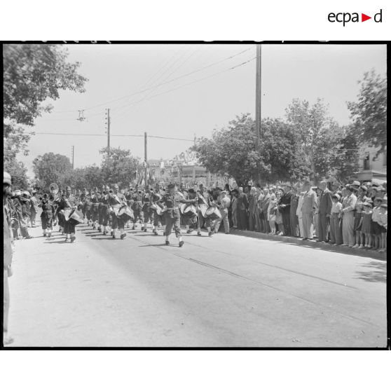 Défilé de la musique du 1er bataillon de choc (BC), sous le regard du général de brigade Jean Breuillac, d'autorités civiles et militaires.