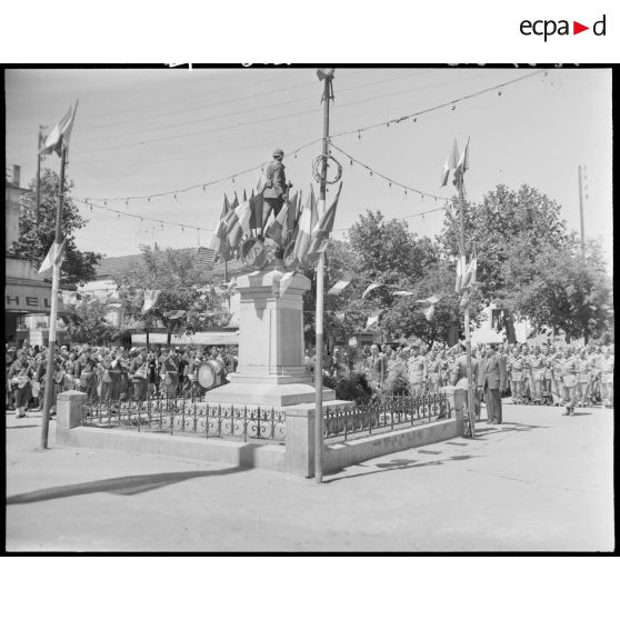 Des autorités civiles et militaires sont réunies devant un monument aux morts.