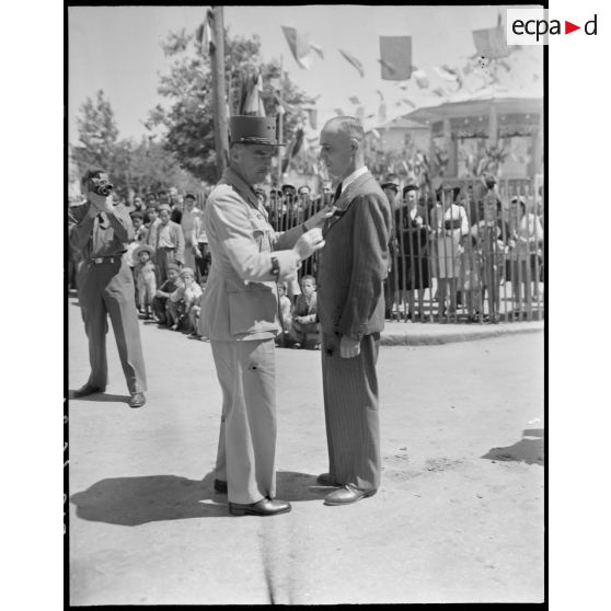 Le général de brigade Jean Breuillac remet une décoration à une autorité civile.