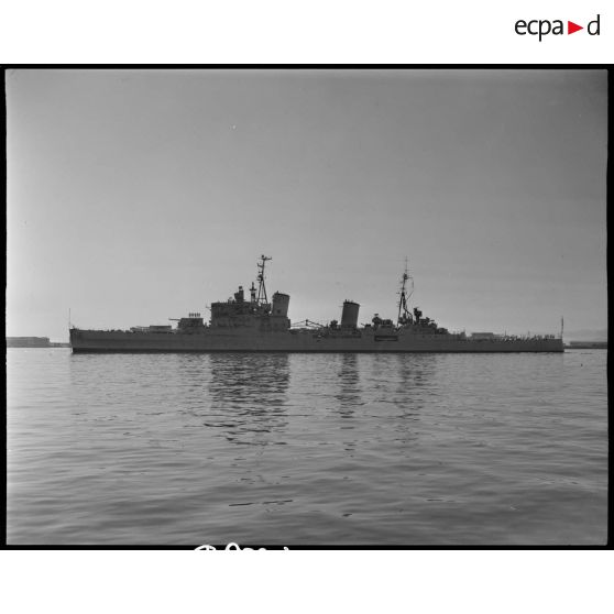 Vue d'ensemble du croiseur anglais Liverpool.