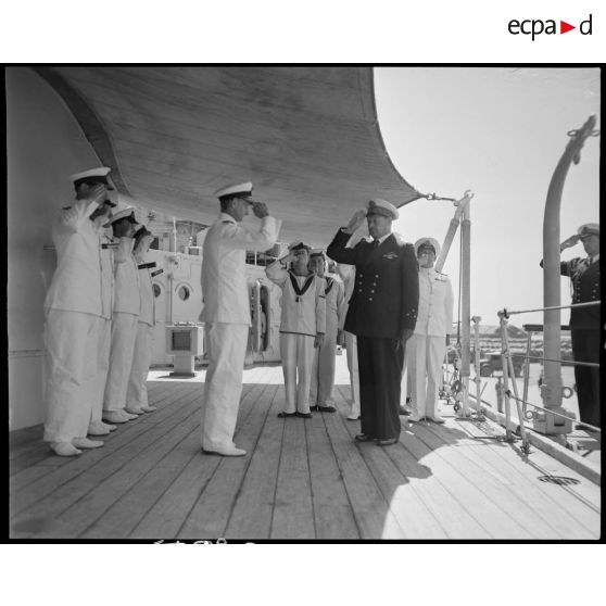 Visite de l'amiral Pierre-Jean Ronarc'h, à bord du croiseur anglais Liverpool, à l'amiral Willis Algernon.