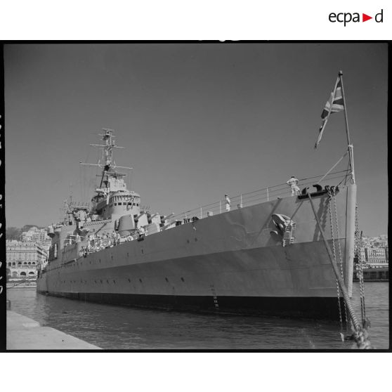 Vue en contre-plongée du croiseur anglais Liverpool dans le port d'Alger.