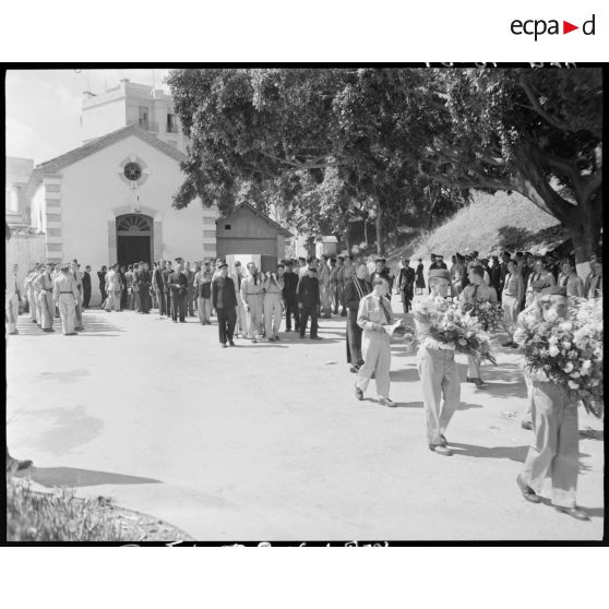 Cortège funèbre à la sortie d'une église : des personnalités militaires portent le cercueil du capitaine Pierre-André Gouachon-Noireault.