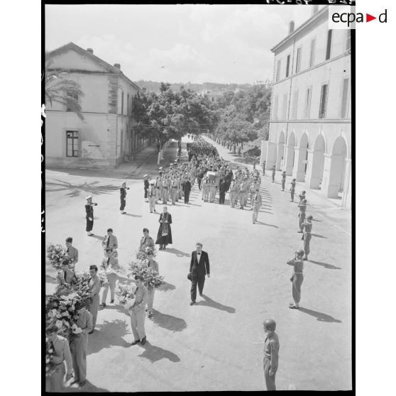 Cortège funèbre dans un village : des personnalités militaires portent le cercueil du capitaine Pierre-André Gouachon-Noireault.