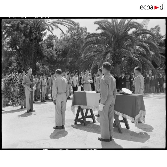 Une personnalité militaire prononce un éloge funèbre devant le cercueil du capitaine Pierre-André Gouachon-Noireault.