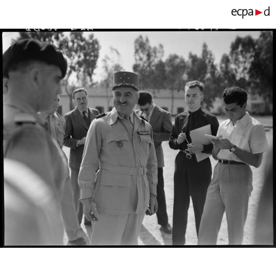 Portrait du général de corps d'armée Henry Martin, en visite au centre d'éducation physique militaire de Maison Carrée.