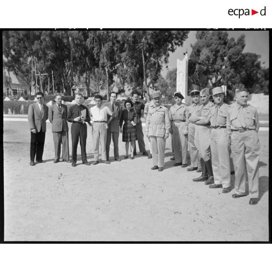 Photographie de groupe rassemblant le général de corps d'armée Henry Martin accompagné d'autorités civiles et militaires.