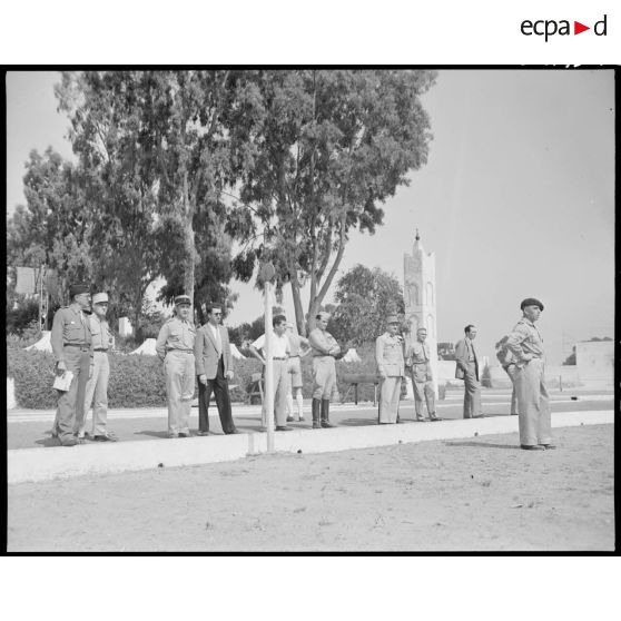 Le général de corps d'armée Henry Martin participe à un entrainement, accompagné d'autorités militaires et civiles, au centre d'éducation physique militaire de Maison Carrée.