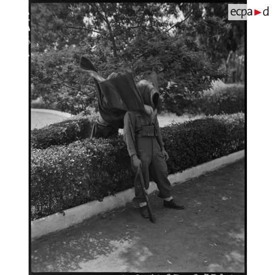 Deux soldats s'offrent un moment de détente.