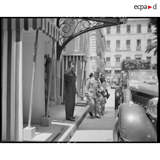 Le général de corps d'armée Henry Martin acceuille le général Jean de Lattre de Tassigny à son arrivée en voiture.