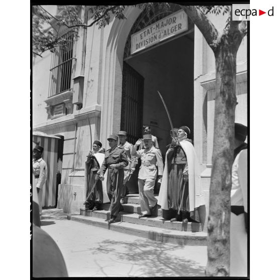 Le général Jean de Lattre de Tassigny quitte l'Etat-major de la division d'Alger, accompagné du général de corps d' armée Henry Martin et du général de brigade Jean Breuillac.