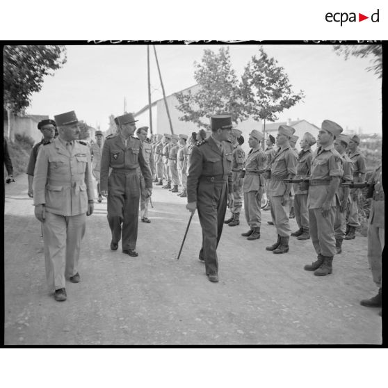 Le général Jean de Lattre de Tassigny passe en revue la 1e armée française Rhin et Danube, accompagné du général de corps d'armée Henry Martin et de personnalités militaires.