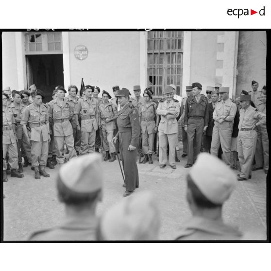Le général Jean de Lattre de Tassigny s'adresse au 1er bataillon parachutiste de choc (BPC).
