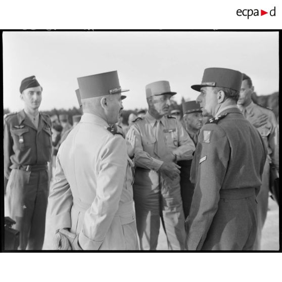 Le général Jean de lattre de Tassigny s'entretient avec le général de corps d'armée Henry Martin et des autorités militaires.