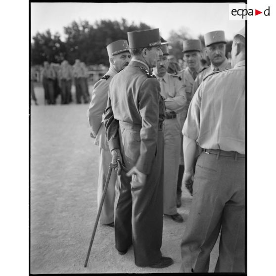 Le général Jean de lattre de Tassigny s'entretient avec le général de corps d'armée Henry Martin et des autorités militaires.
