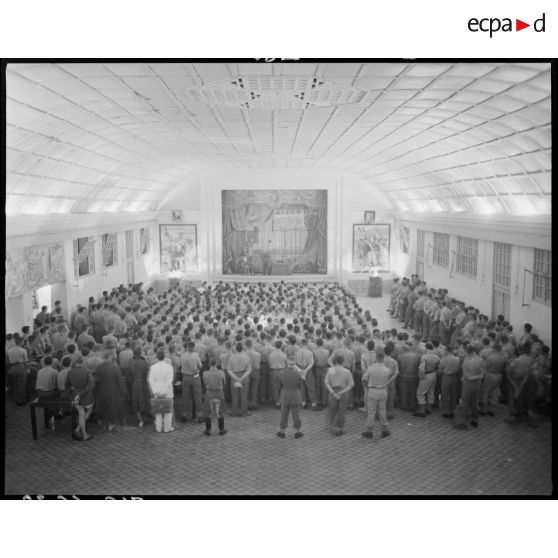 Le général Jean de Lattre de Tassigny s'adresse à une assemblée d'autorités militaires et de soldats de l'armée de Terre.
