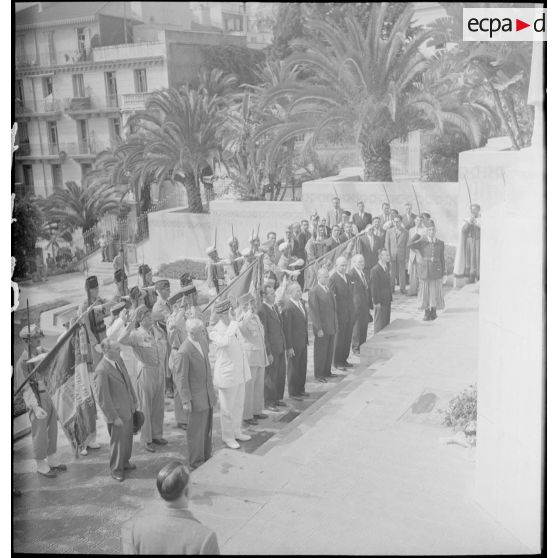 Cérémonie du souvenir à la mémoire des morts de la 87e division d'infanterie alpine (DIA), en présence du général de corps d'armée Henry Martin, devant le monument aux morts d'Alger.