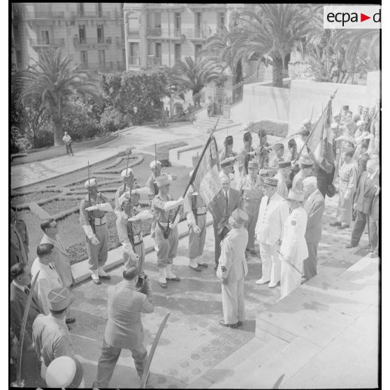 Cérémonie du souvenir à la mémoire des morts de la 87e division d'infanterie alpine (DIA), en présence du général de corps d'armée Henry Martin, devant le monument aux morts d'Alger.