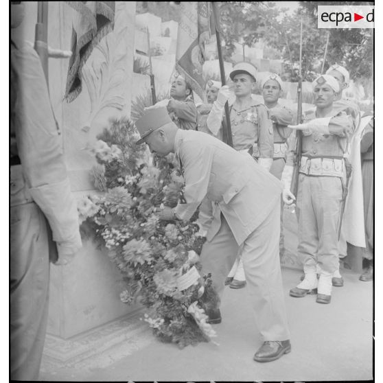 Le général de corps d'armée Henry Martin dépose une gerbe devant le monument aux morts d'Alger.
