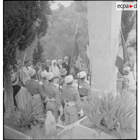 Cérémonie du souvenir à Alger à la mémoire des morts de la 87e division d'infanterie alpine (DIA), en présence du général de corps d'armée Henry Martin, d'autorités militaires et civiles, devant un monument commémoratif.<br>